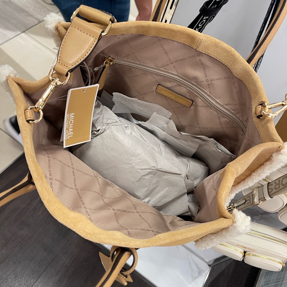 MICHAEL KORS Mirella Medium Suede and Faux Shearling Tote Bag
Peanut 
NWT - Picture 13 of 16